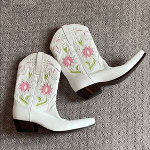 Gorgeous Guess White Cowboy Boots